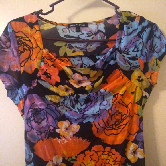 Cable & Gauge Stretchy  Floral Top, Size: Small. - Picture 2 of 8